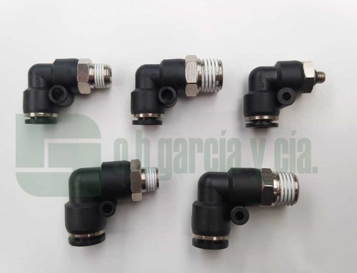 Conector codo 90° orientable